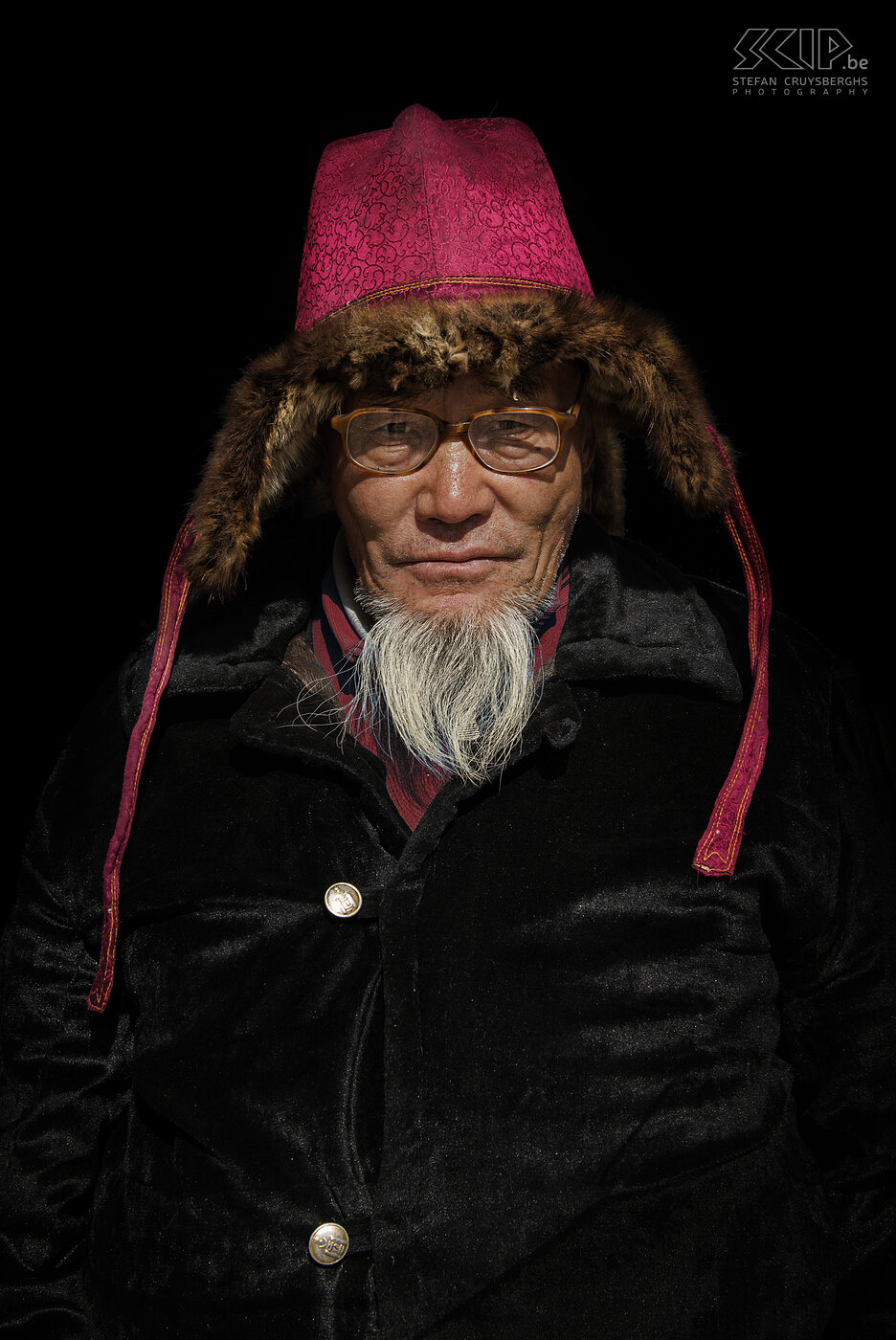 Ulgii - Golden Eagle Festival - Old man I also made several portraits using a black scarf as background. This old Kazak eagle hunter formerly was one of the participants. Stefan Cruysberghs